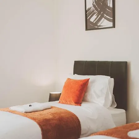 Cosy 5Bed 2Bath Well Equipped House In Coventry City Near Amenties Makes Great Digs, Wi-Fi, On Street Parking, Smart Tvs In Rooms, Coop Shop 2Mins Walk Exterior photo