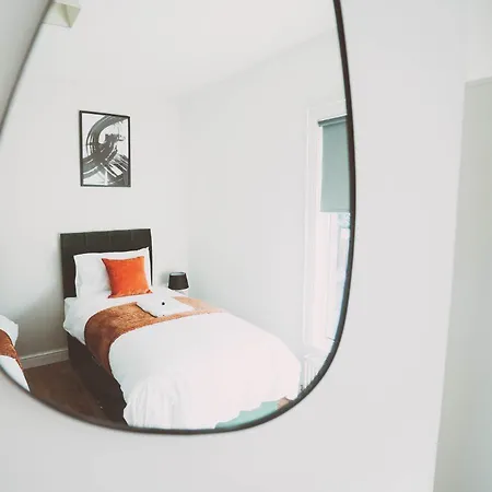 Cosy 5Bed 2Bath Well Equipped House In Coventry City Near Amenties Makes Great Digs, Wi-Fi, On Street Parking, Smart Tvs In Rooms, Coop Shop 2Mins Walk Exterior photo