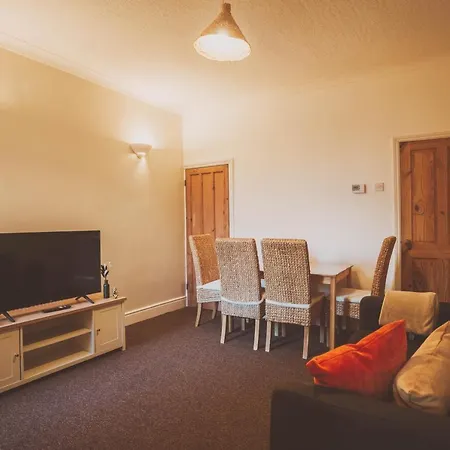 Cosy 5Bed 2Bath Well Equipped House In Coventry City Near Amenties Makes Great Digs, Wi-Fi, On Street Parking, Smart Tvs In Rooms, Coop Shop 2Mins Walk Exterior photo