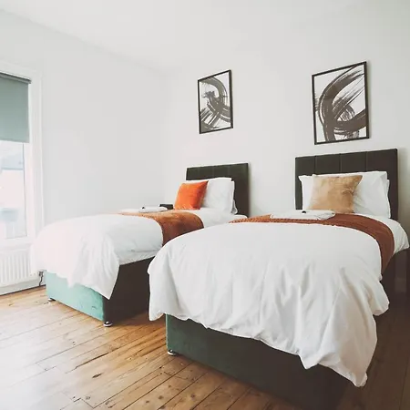 Cosy 5Bed 2Bath Well Equipped House In Coventry City Near Amenties Makes Great Digs, Wi-Fi, On Street Parking, Smart Tvs In Rooms, Coop Shop 2Mins Walk Exterior photo