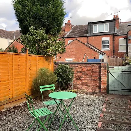 Cosy 5Bed 2Bath Well Equipped House In Coventry City Near Amenties Makes Great Digs, Wi-Fi, On Street Parking, Smart Tvs In Rooms, Coop Shop 2Mins Walk Exterior photo