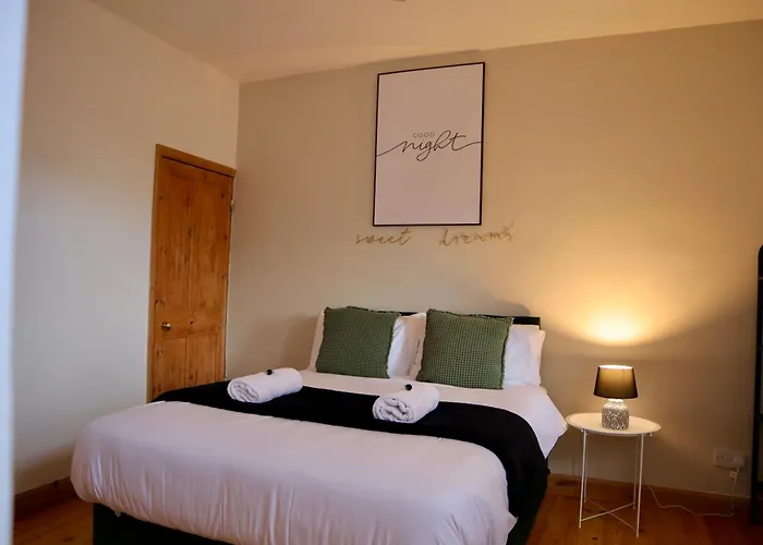 Cosy 5Bed 2Bath Well Equipped House In Coventry City Near Amenties Makes Great Digs, Wi-Fi, On Street Parking, Smart Tvs In Rooms, Coop Shop 2Mins Walk