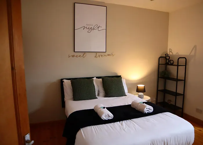 Cosy 5Bed 2Bath Well Equipped House In Coventry City Near Amenties Makes Great Digs, Wi-Fi, On Street Parking, Smart Tvs In Rooms, Coop Shop 2Mins Walk