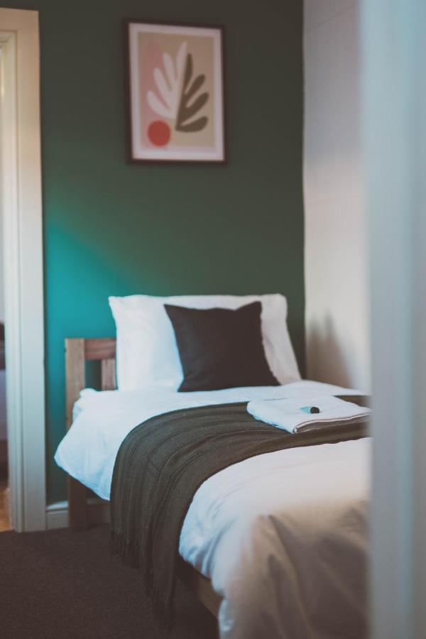 Cosy 5bed 2bath Well Equipped House In Near Amenties Makes Great Digs, Wi-fi, On Street Parking, Smart Tvs In Rooms, Coop Shop 2mins Walk Сasa de vacaciones