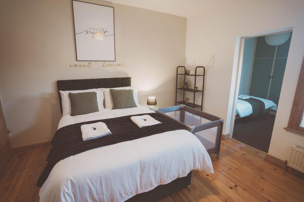 Сasa de vacaciones Cosy 5bed 2bath Well Equipped House In Near Amenties Makes Great Digs, Wi-fi, On Street Parking, Smart Tvs In Rooms, Coop Shop 2mins Walk *