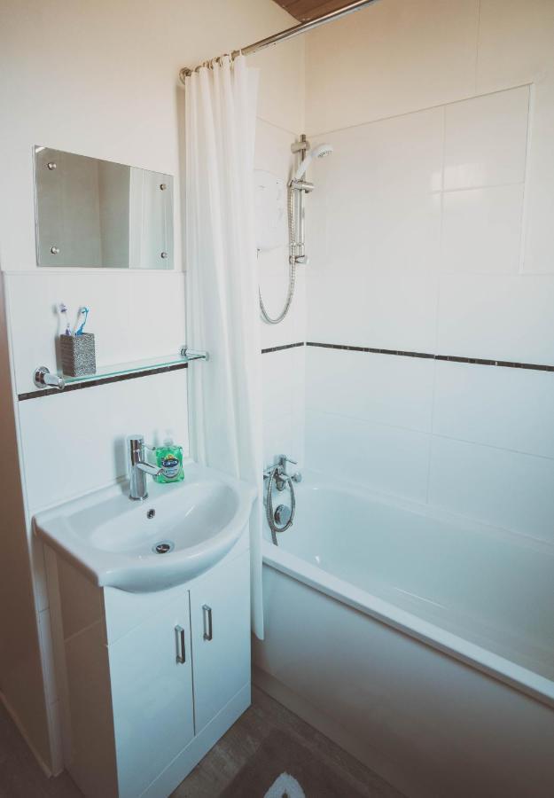 Cosy 5bed 2bath Well Equipped House In Near Amenties Makes Great Digs, Wi-fi, On Street Parking, Smart Tvs In Rooms, Coop Shop 2mins Walk Сasa de vacaciones Coventry