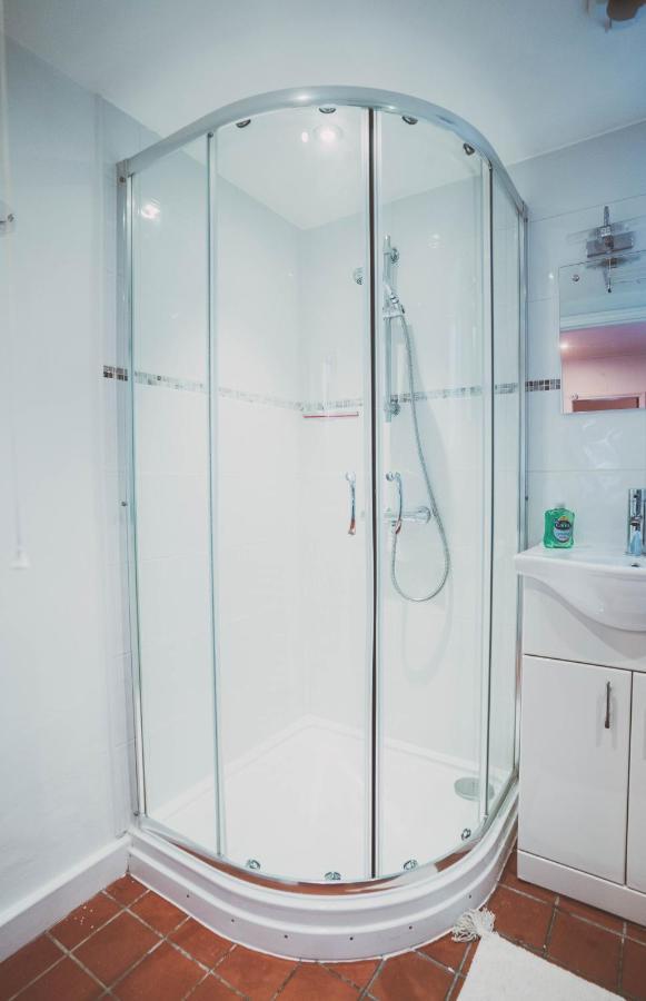 Cosy 5bed 2bath Well Equipped House In Near Amenties Makes Great Digs, Wi-fi, On Street Parking, Smart Tvs In Rooms, Coop Shop 2mins Walk Сasa de vacaciones *