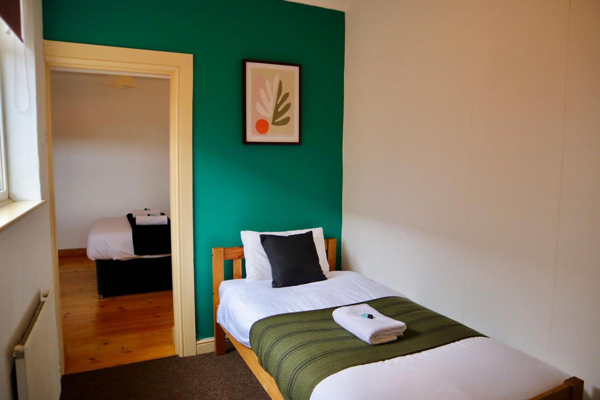 Сasa de vacaciones Cosy 5bed 2bath Well Equipped House In Near Amenties Makes Great Digs, Wi-fi, On Street Parking, Smart Tvs In Rooms, Coop Shop 2mins Walk Coventry