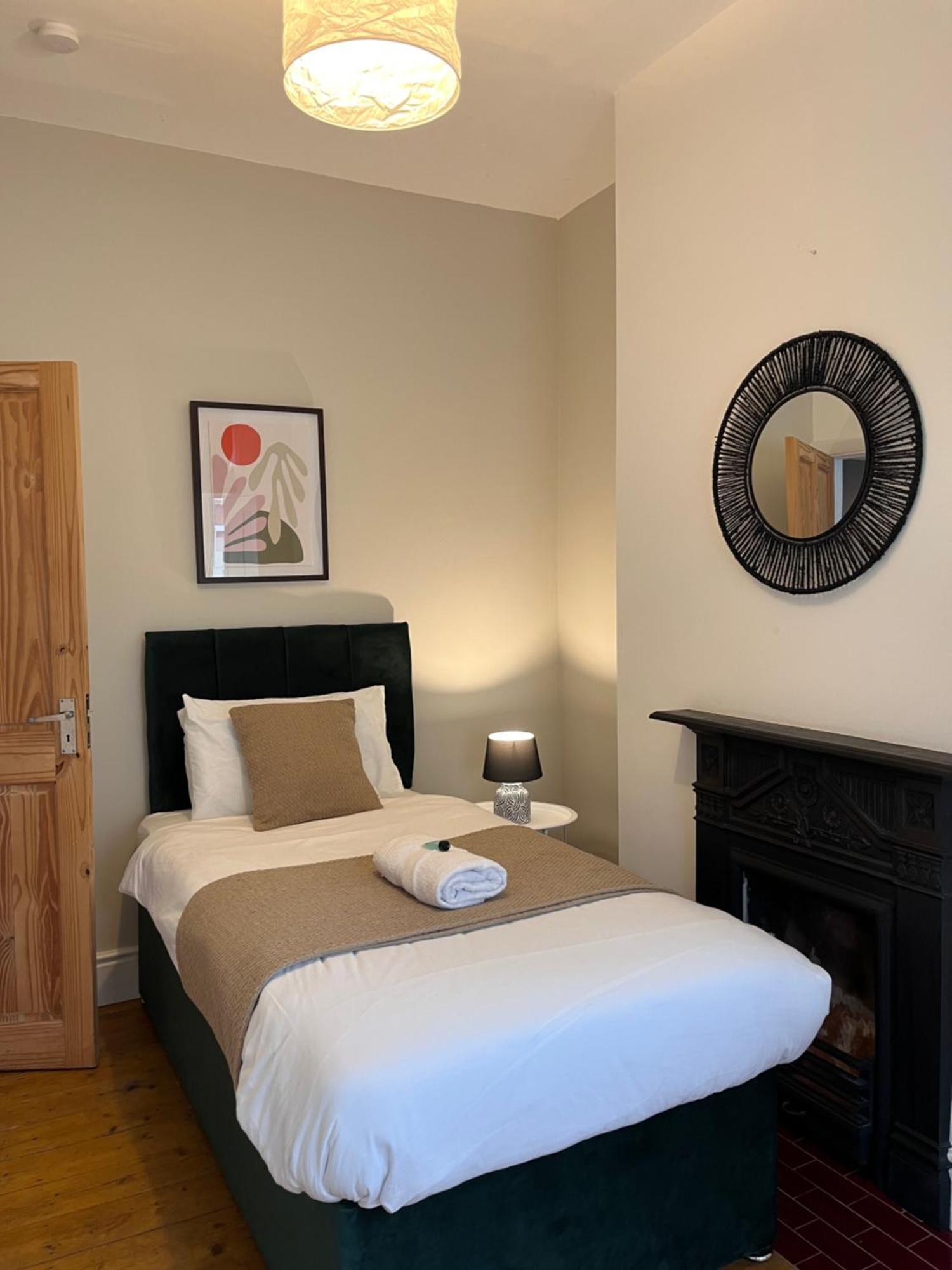 Cosy 5bed 2bath Well Equipped House In Near Amenties Makes Great Digs, Wi-fi, On Street Parking, Smart Tvs In Rooms, Coop Shop 2mins Walk Сasa de vacaciones *