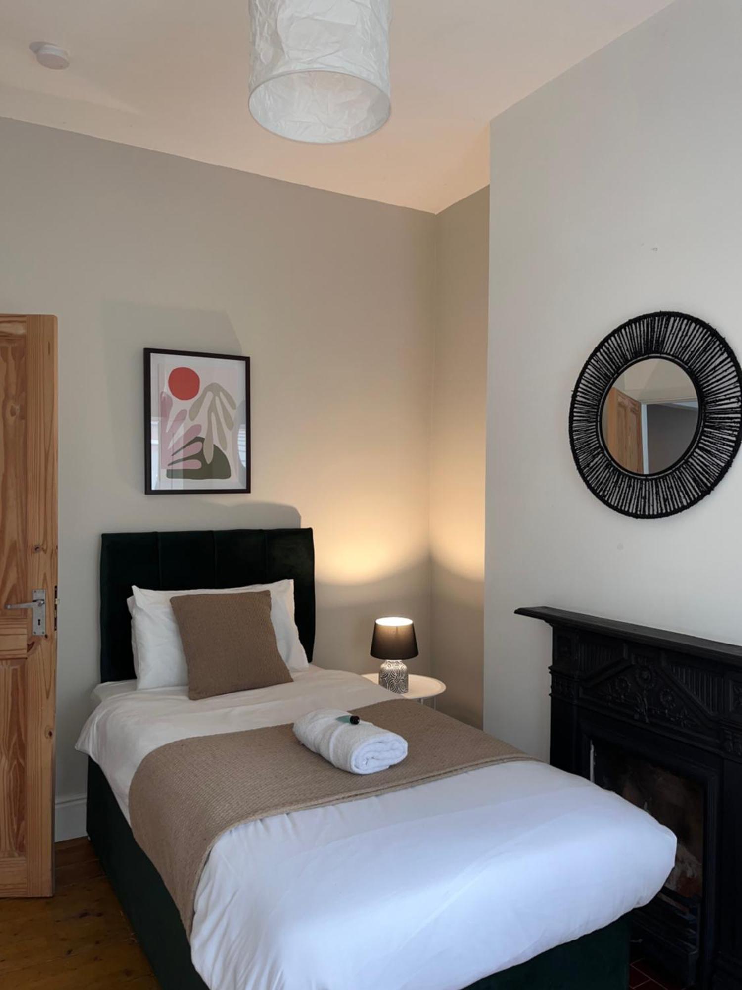 Сasa de vacaciones Cosy 5bed 2bath Well Equipped House In Near Amenties Makes Great Digs, Wi-fi, On Street Parking, Smart Tvs In Rooms, Coop Shop 2mins Walk *